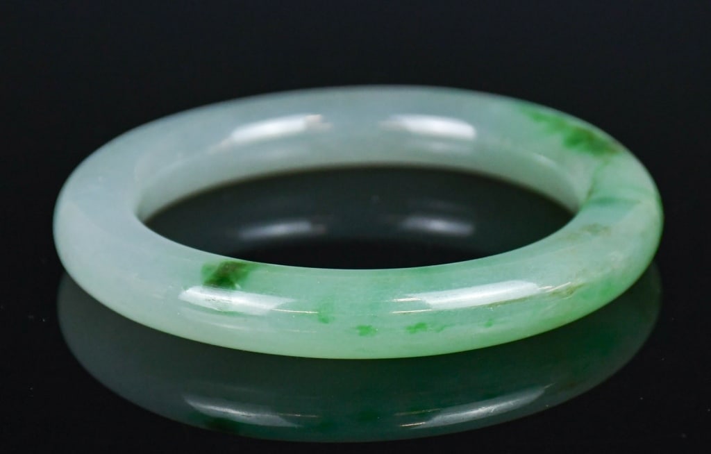 A Round Jadeite Bangle - 3
