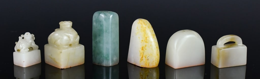 Group of 6 Jade Carved Seals Qing: Comprising six seals of various forms and colours, largest 4.2x2.1cm. 清 各式玉石印章一組6件