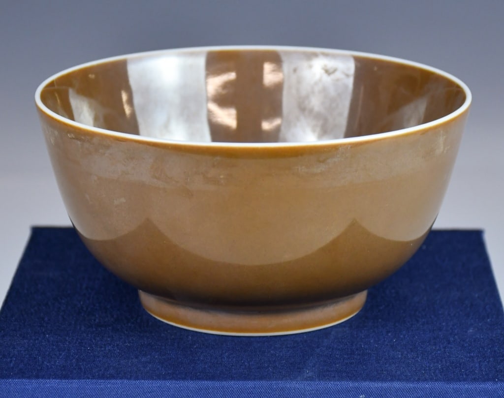 A Brown-Glazed Bowl Daoguang Mk w/Box Qing: With a flared rim, deep sides, and a short foot ring, overall covered in a brown glaze, six character Daoguang mark at the base. H: 6.1cm, D: 12cm 清 醬釉小碗 大