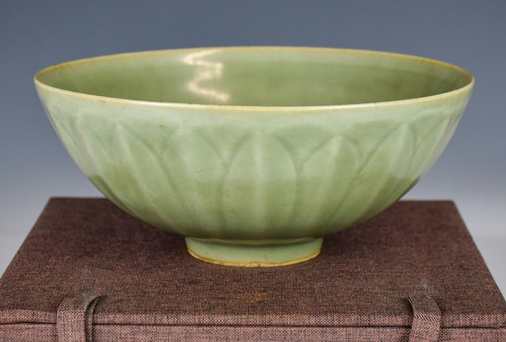 A Longquan Chrysanthemum-Lobed Bowl Song Yuan Peri (1 of 10)
