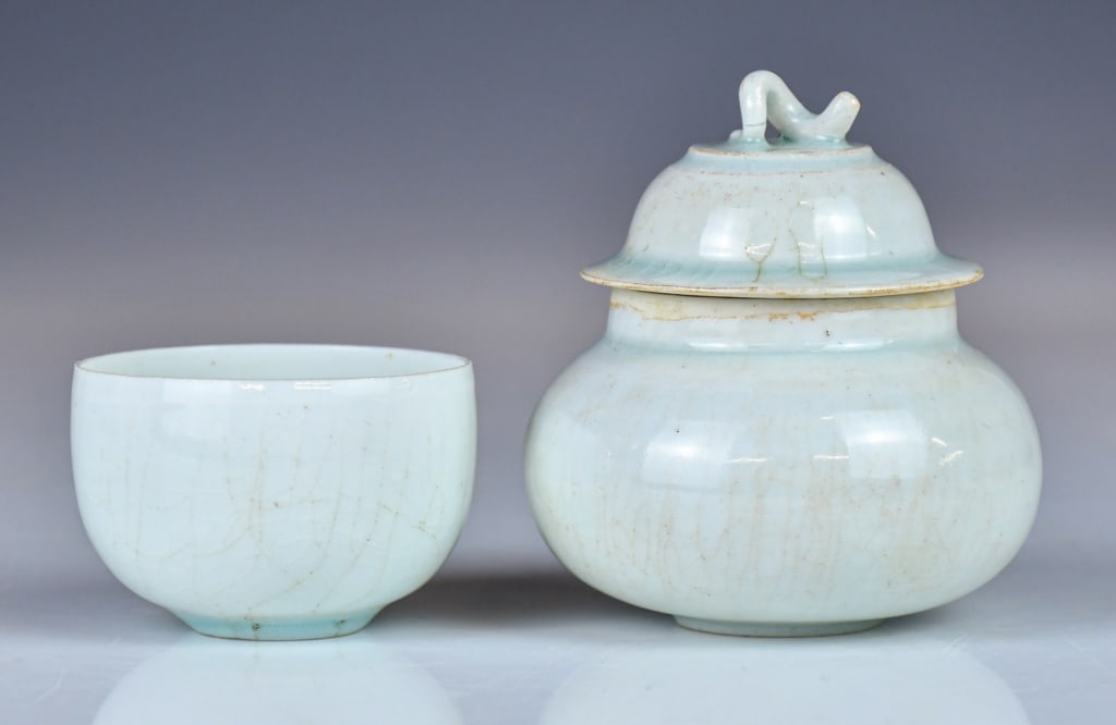 2Pcs HuTian Klin Wares: Both pieces are enveloped in a luminous, transparent glaze of an exquisite pale celadon hue, pooling to a deeper aquamarine in the recesses. The larger size H:9cm, D:8cm 湖田窯ऴ