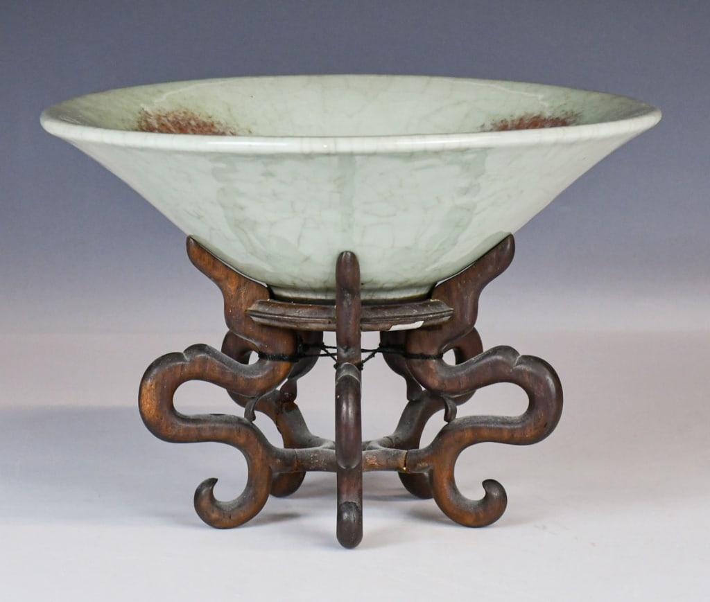 A Underglaze Red Splash Celadon Bowl with/Std Qing (1 of 11)
