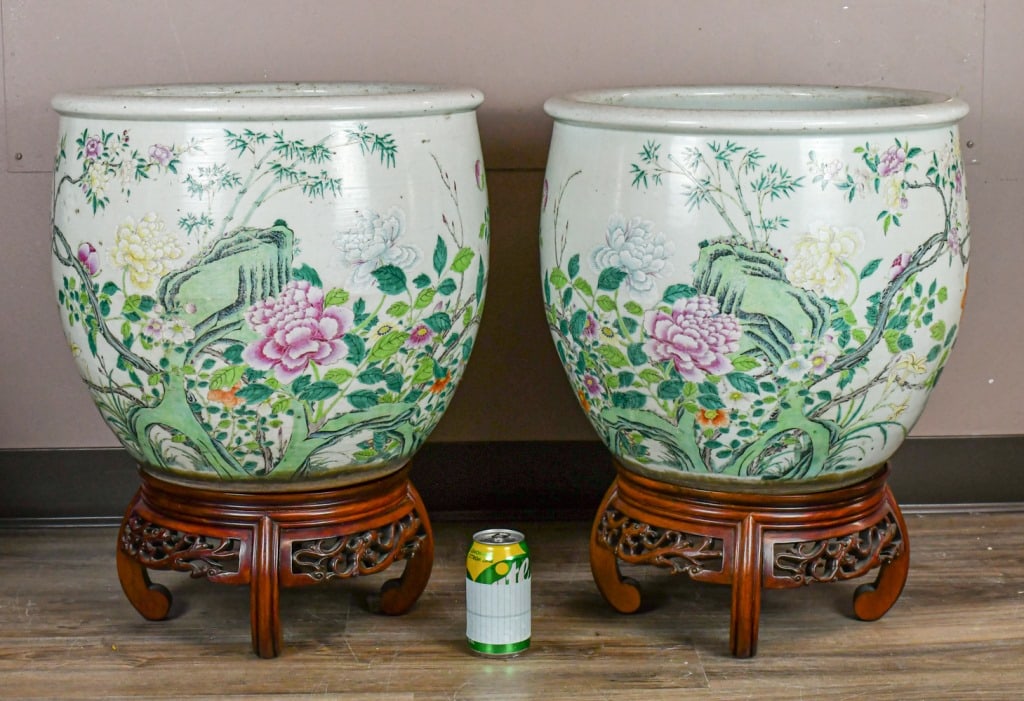 Pair of Lrg Famille Rose Planters w/Std 19thC: Each deep round side rised from short feet to a flat everted rim, exterior painted with flower theme, H:40cm, D:44.5cm each. Come with pair of wood stands. 19世紀 粉彩大&