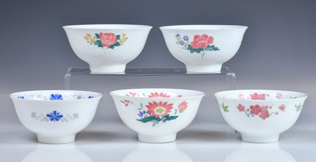 S/5 Liling Kiln1507 Floral Porcelain Bowls: Comprising 5 porcelain bowls, each decorated with various significant Liling 1507 series flower patterns, each D:12.7cm, H:6..5cm. Come with a custom wood-carved box. 醴陵窯 一