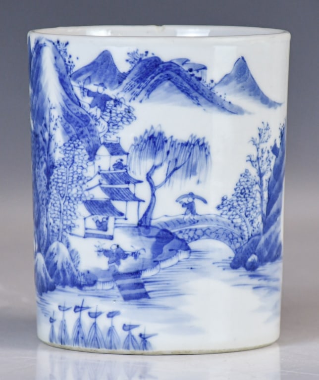 A Qing Style Blue & White Brush Pot: Of cylindrical form, around the body continuously painted with a landscape scene, D:10.7cm, H:13cm 清風格 青花小筆筒