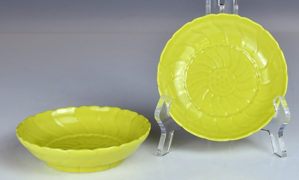 Pair of Lemon-Yellow Molded Lotus Dishes Qing (1 of 11)