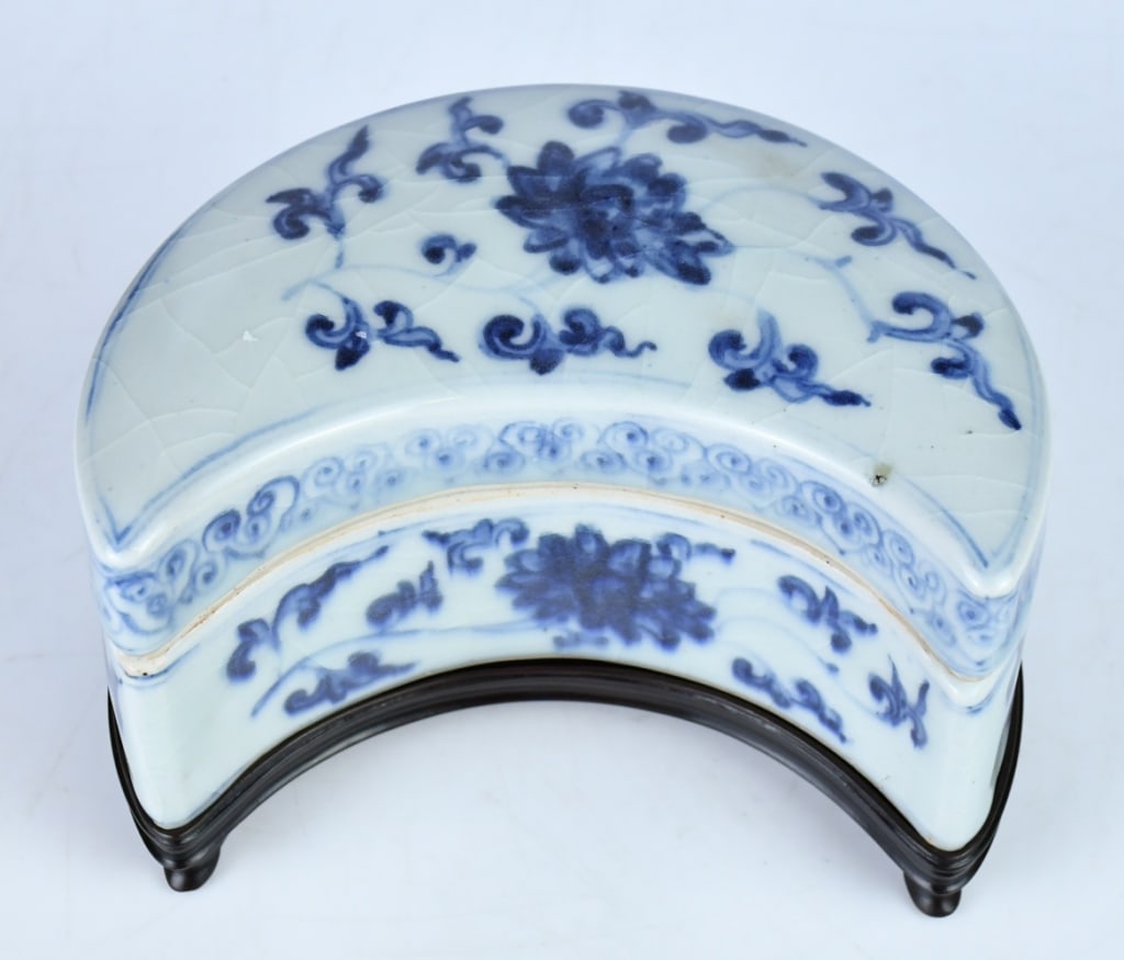 A Blue & White Crescent-Shaped Covered Box Ming (1 of 15)