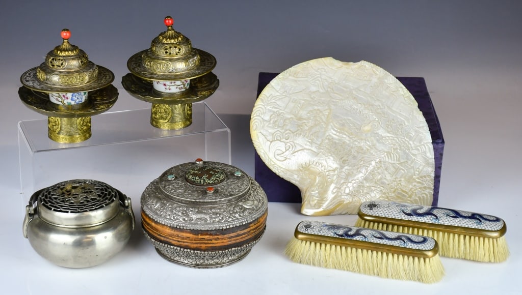 Group of 7 Miscellaneous Items w/Mks Republican: Comprising a censer, a covered circular box, a pair of gaiwans, a pair of brushes, and a carved shell plaque (27x21.2cm). 民國 雜項一組7件 來源: &