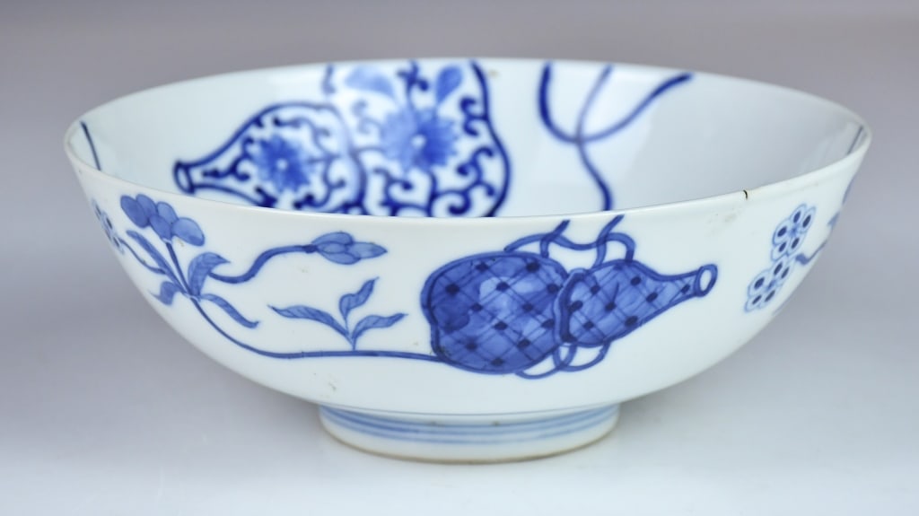 A Blue & White Auspicious Objects Bowl Qing: The deep rounded side rise from a straight feet, interior and exterior painted with gourds and fan, six-character Wanli mark at the base. D:17.7cm, H:6.8cm 清 青花葫蘆