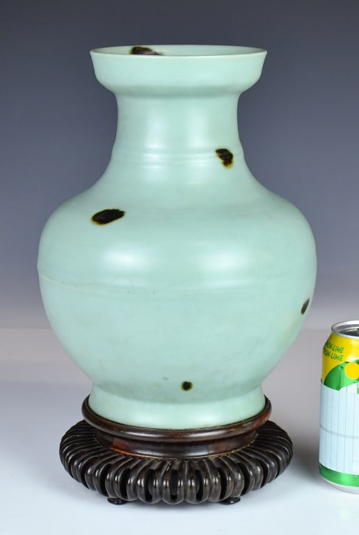 A Celadon Glazed Vase w/Std Qing (1 of 16)