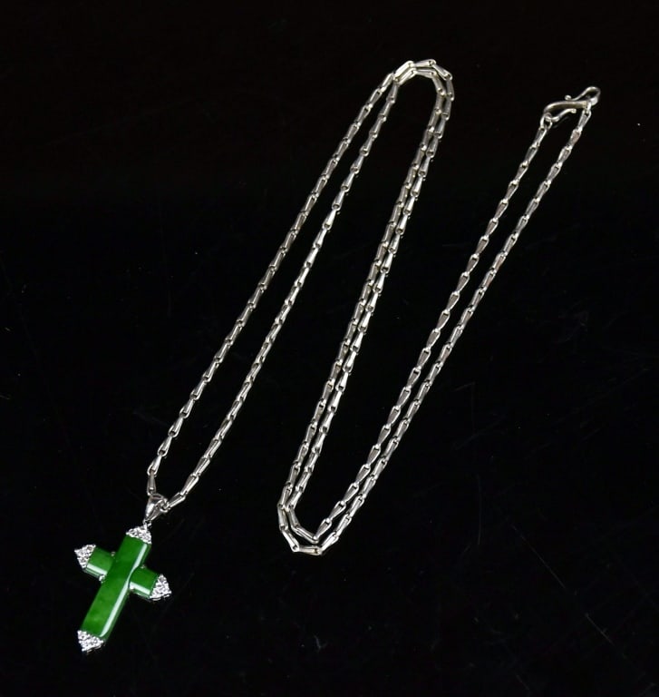 A 18K White Gold & Jadeite Necklace: A necklace with carved jadeite cross pendant mounted in 18K white gold, stamped 18K 750, cross pendant size: 2.2x3cm, necklace approx length: 72cm. Total weight approx: 16g 18K白金翡