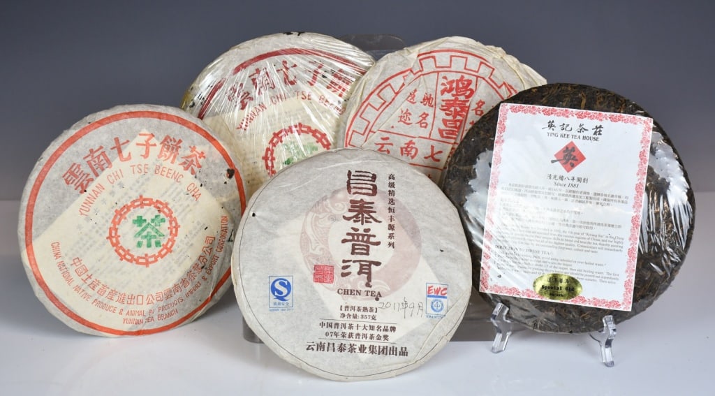 Group of 5Pcs Assorted Pu Erh Tea Cakes: Comprising 5 pieces Pu Erh tea cakes from various tea companies, approx weights as shown on photos. 普洱茶葉一組5件 來源：香港&#