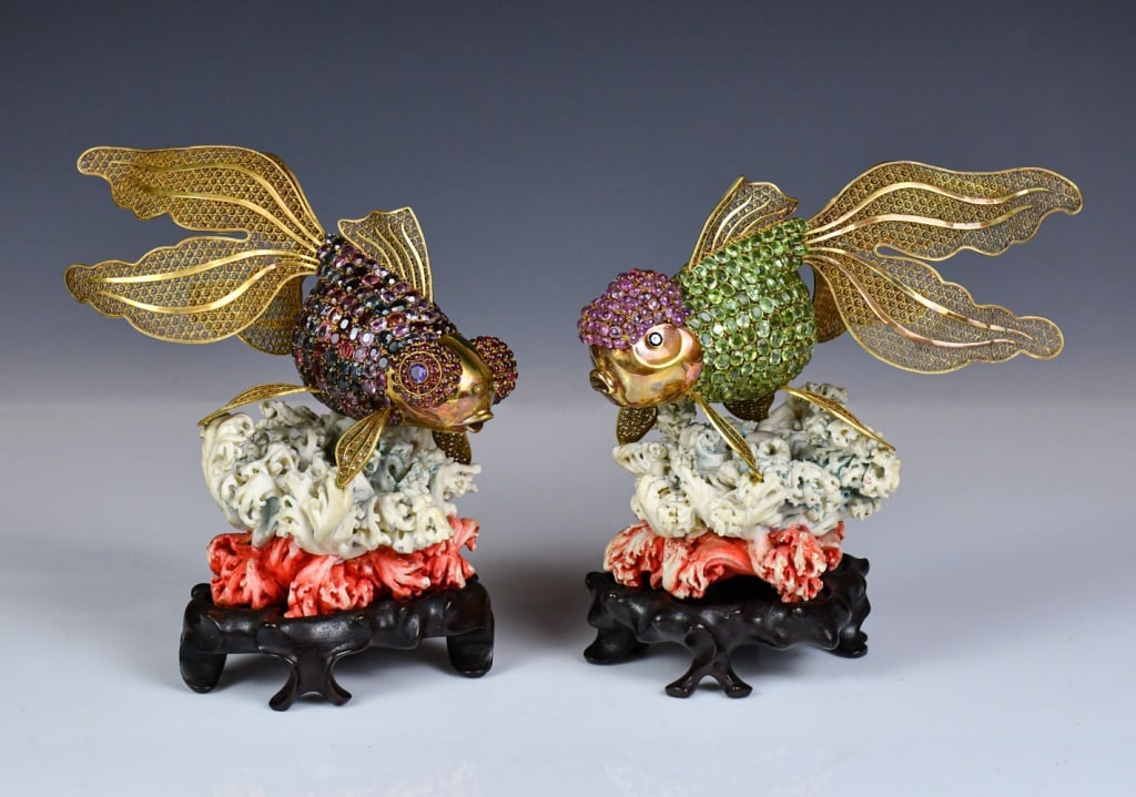 Pair Gemstone Inlaid Filigree Wirework Fish 1950-7: 2 decorative gold fish figurines featuring gold-toned filigree wirework on the fins and tail, densely set with multi-colored gemstones, mounted on sculpted base. L: 19cm / 22cm, H w/out stand: 17cm / 