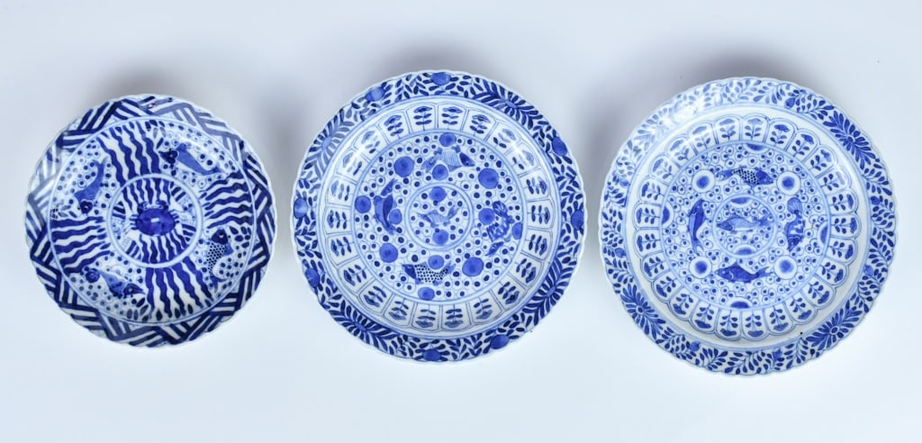 3 Blue & White Porcelain Kraak Dishes Kangxi Mk: Comprising 3 pieces blue and white Kraak dishes, four-character Kangxi mark at the bases. In various sizes, D:15cm, 14.6cm, 12.6cm 青花克拉瓷小碟一ŀ