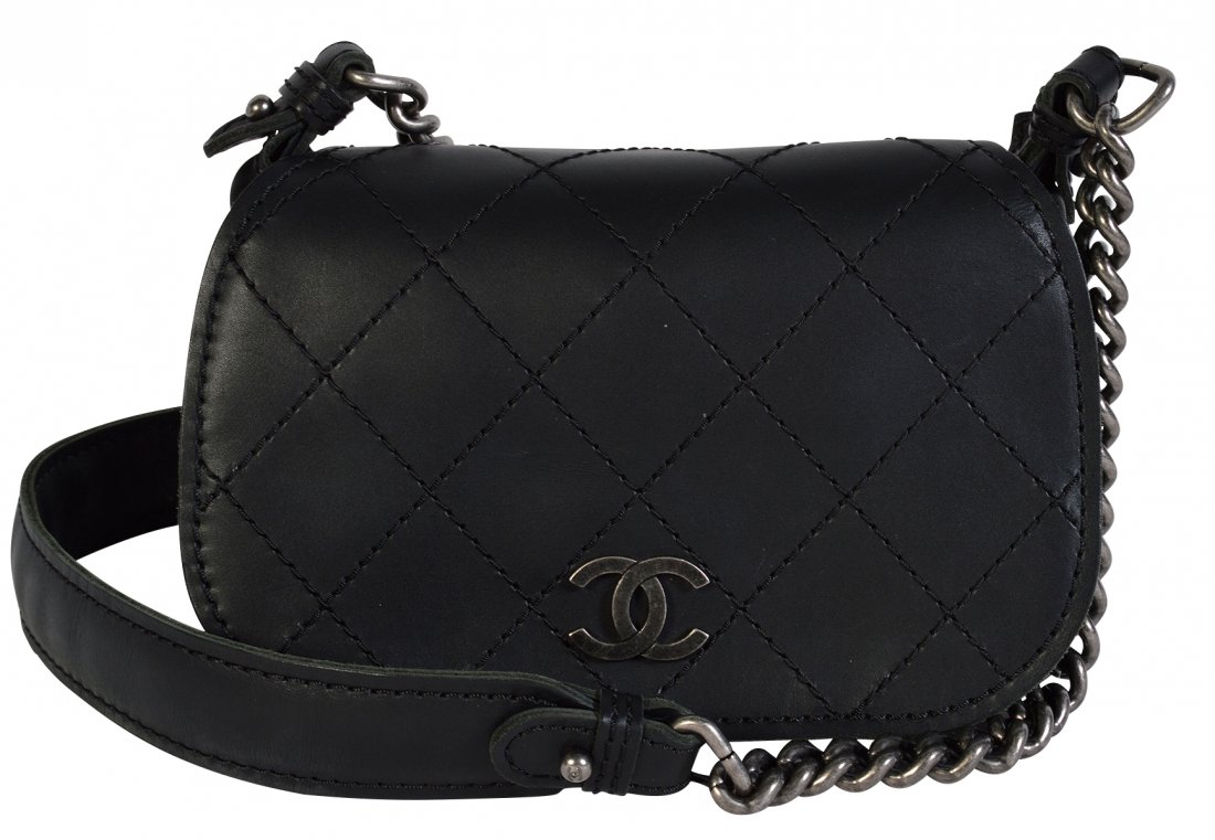 CHANEL Black Leather Shoulder Bag (1 of 13)