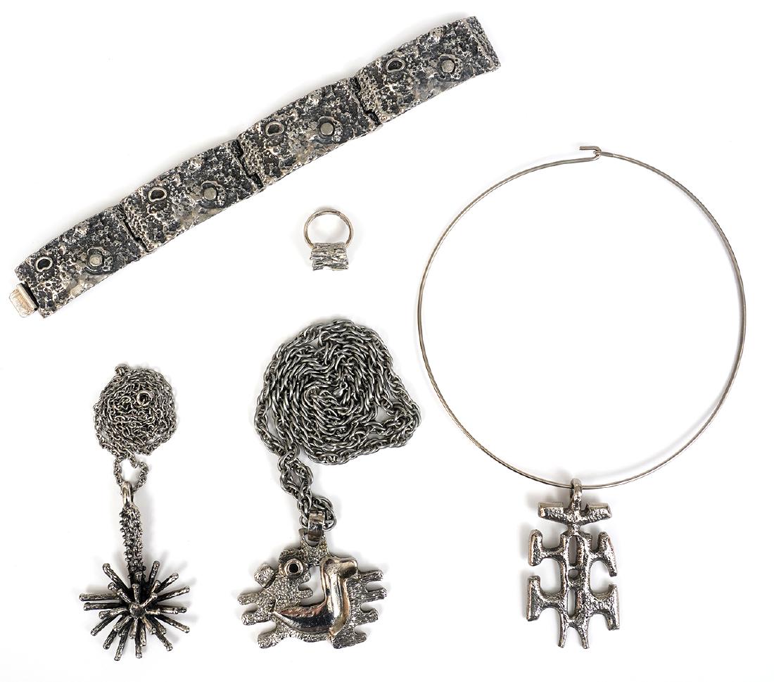 Robert Larin Diverse Assortment 5 Pcs.: Robert larin wire whoop choker with abstract pendant; adjustable ring with textured surfaces; 'Moon' bracelet; 'Starburst' pendant with chain; abstract pendant on chain. Good condition, see photos. Ex