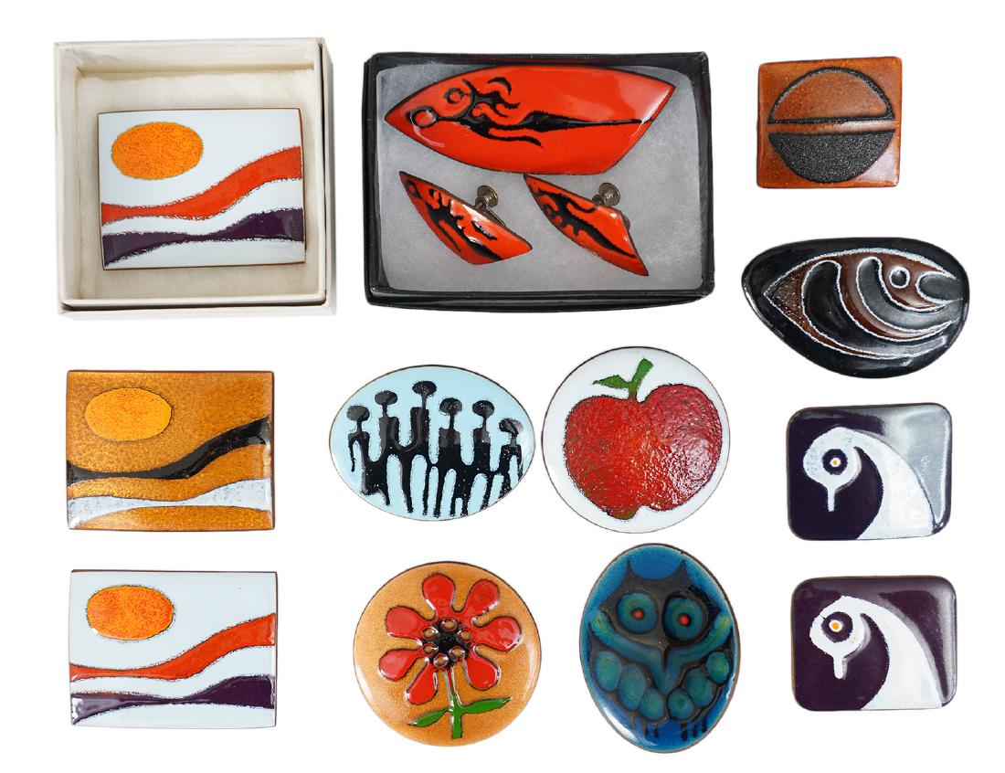 12 Enameled Multi-Colored Pins by De Passille: 12 De Passille Sylvestre copper enameled pins in various colors and sizes including abstracts, intuit, animals and people. Good condition, see photos. Examine all photos closely. Contact AAG for more 