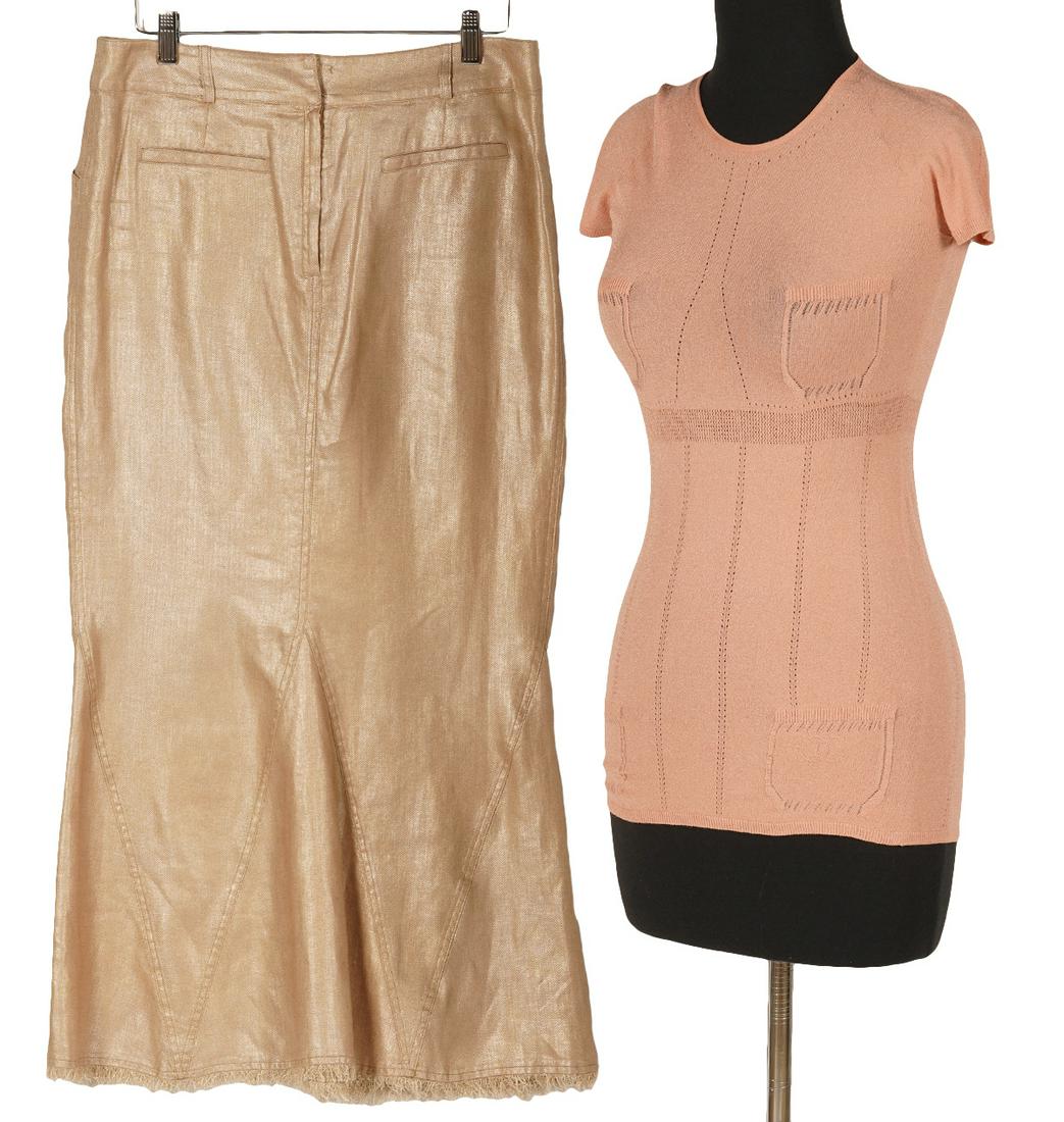 Chanel Gold Metallic Maxi Skirt 42 & Salmon Top 40: Chanel size 42 gold metallic maxi skirt crafted from silk and linen blend, with belt loops, zipper in back & 2 welted faux pockets, 2 front hip pockets and fringed hem line. Rectangular Chanel medalli
