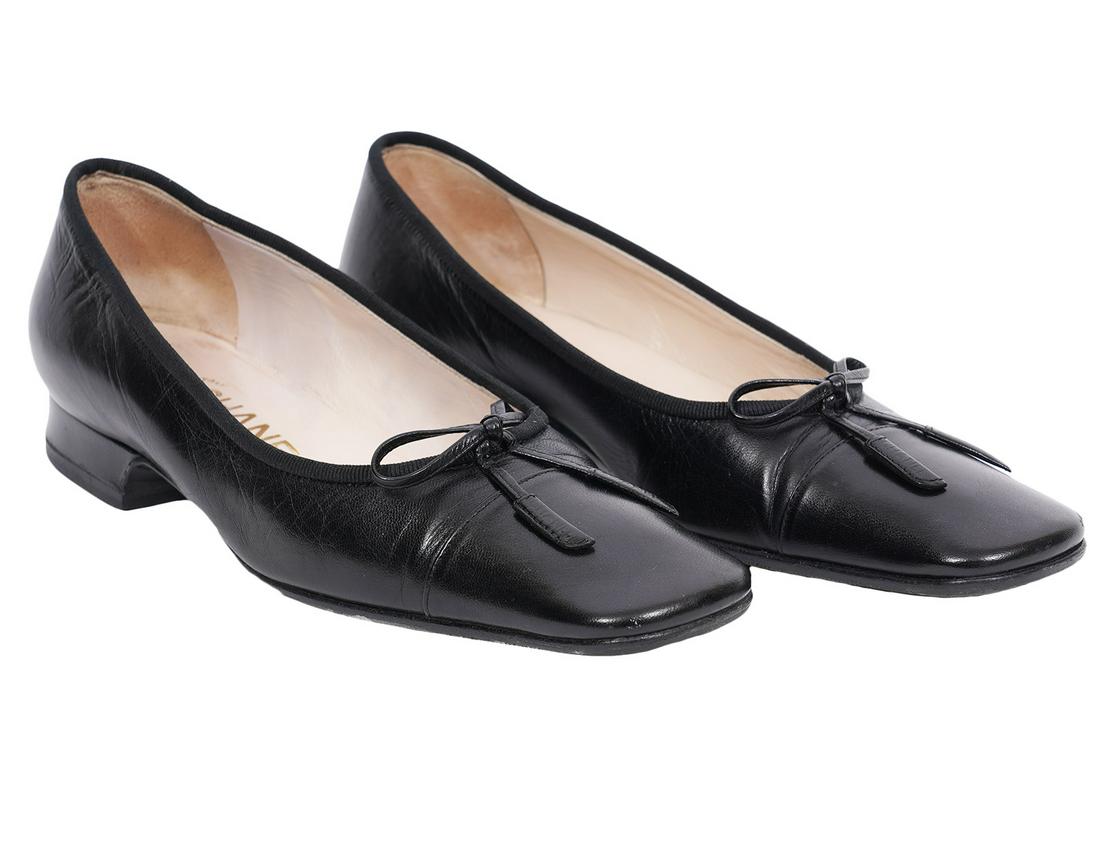 Chanel Classic Ballerina Shoes Black Leather Sz 36: Chanel "Ballerina" low heeled classic shoes in black leather accented with a leather string bow. Heel height: .75"H. 2001 A. Style 94305. Size 36B. Includes: dust bags and original box. Condition grad
