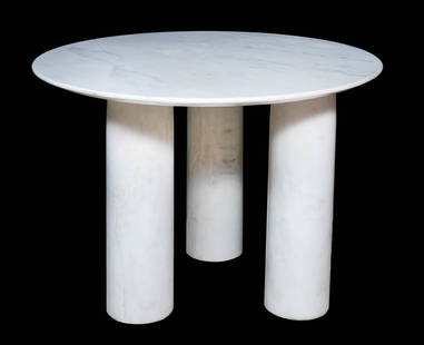 Mario Bellini 'Colonnato' Italian Marble Table: Mario Bellini, Italy (Born 1935). 'Colonnato' white Carrara solid marble round table supported by 3 columnar marble legs, designed by Bellini and manufactured by Cassina, Italy, in the 1970's. Table i