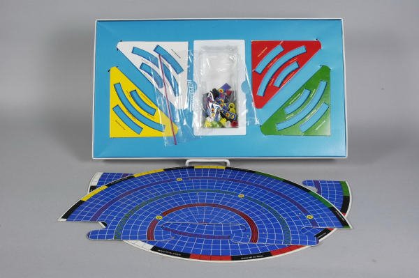 2 Space 1999 Board Games 1976 MB & 1974 Omnia - 3