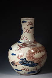 AN IRON-RED BLUE AND WHITE 'DRAGON' VASE.KANGXI PERIOD