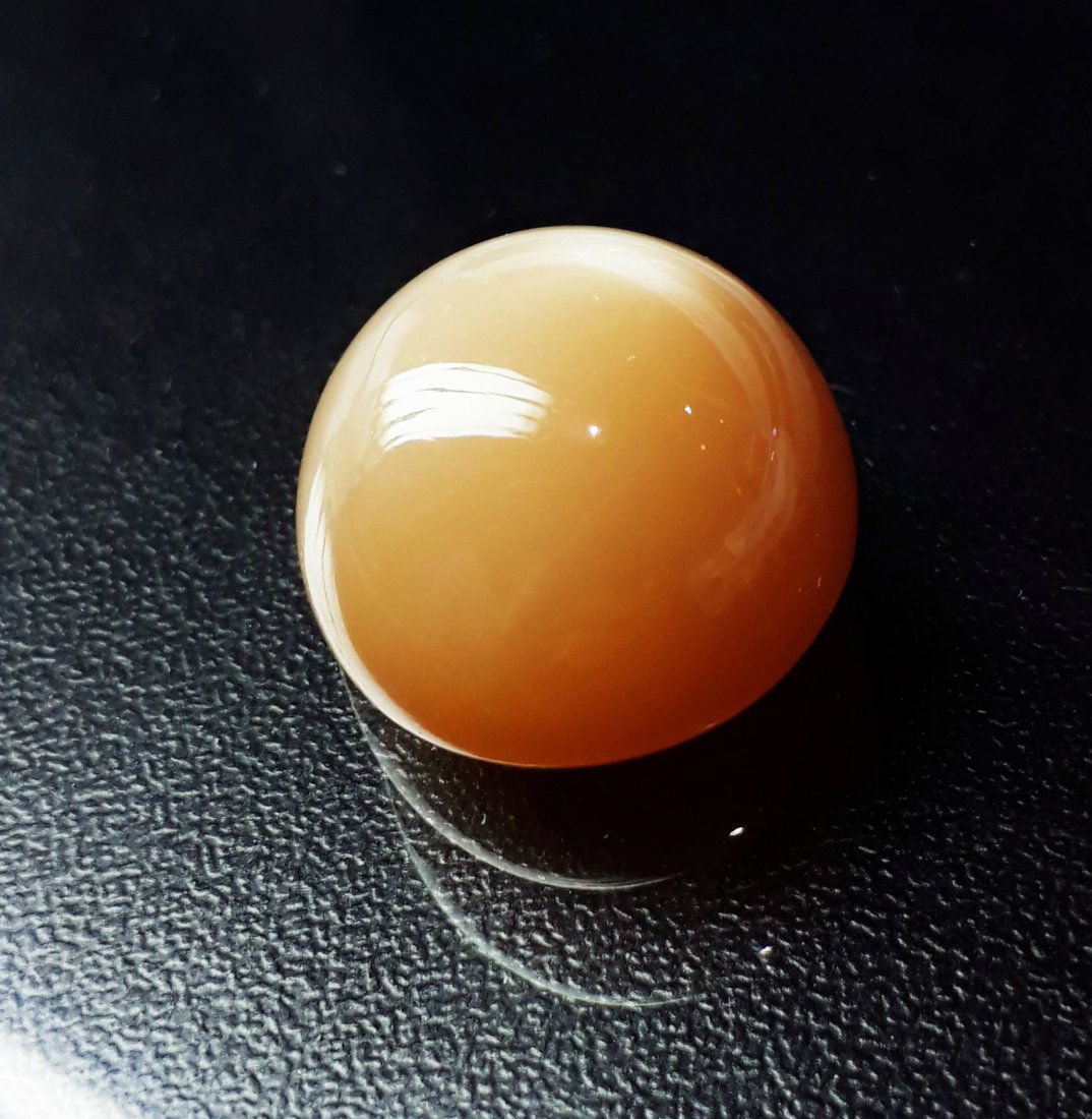 Natural Cabochon Moonstone - 22.4 ct.: Natural Cabochon Moonstone - 22.4 ct. , Color - Peach ,Shape - Round, Cabochon Cut Design with smooth surface , Origin - Africa , Good Quality With Luster.
