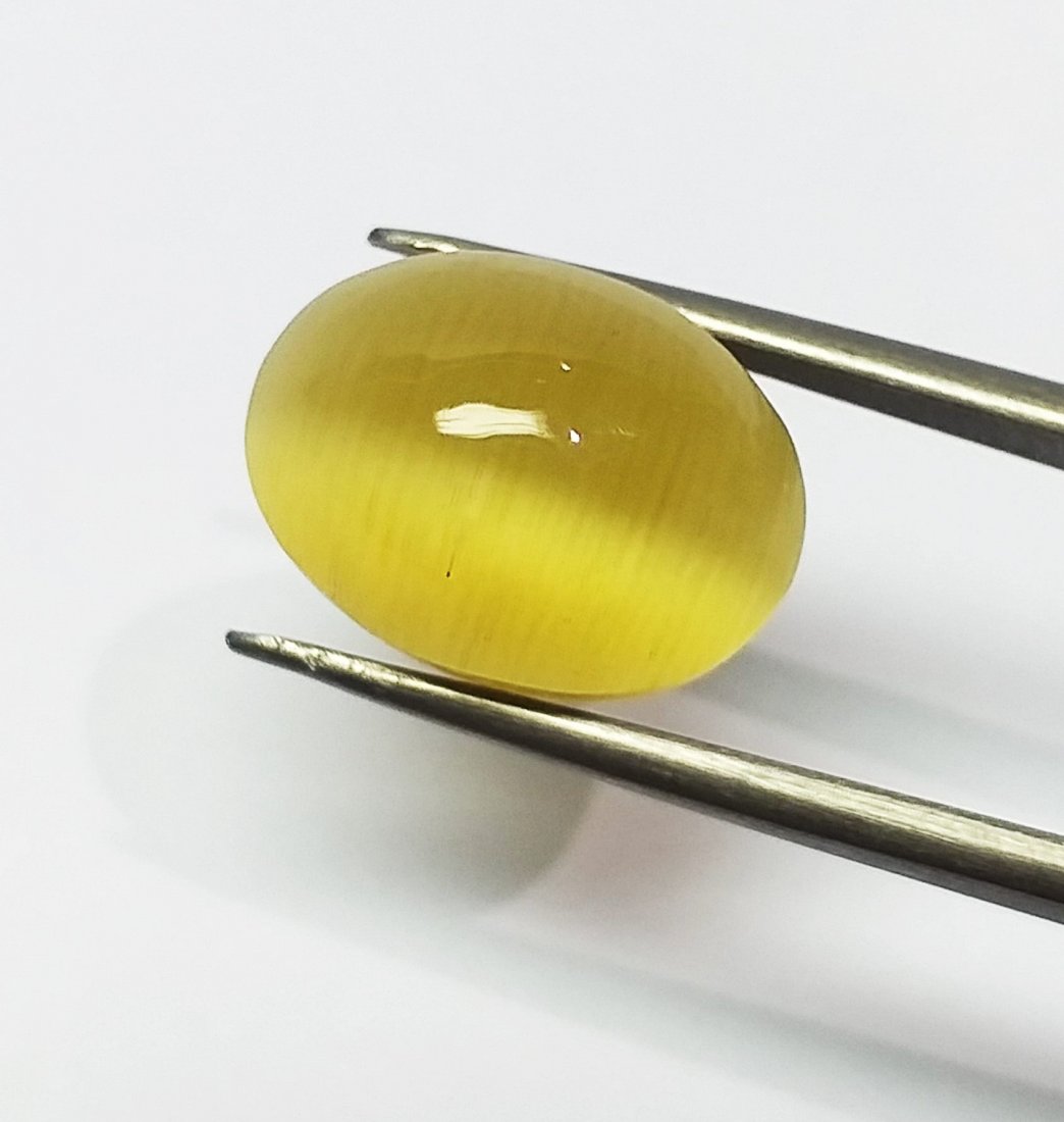 Natural Cabochon Salaminite Cat's Eye - 6.83 ct.: Natural Cabochon Salaminite Cat's Eye - 6.83 ct. , Color - Green-Yellow , Shape - Oval , Cabochon Cut Design with smooth surface , Good quality with luster.