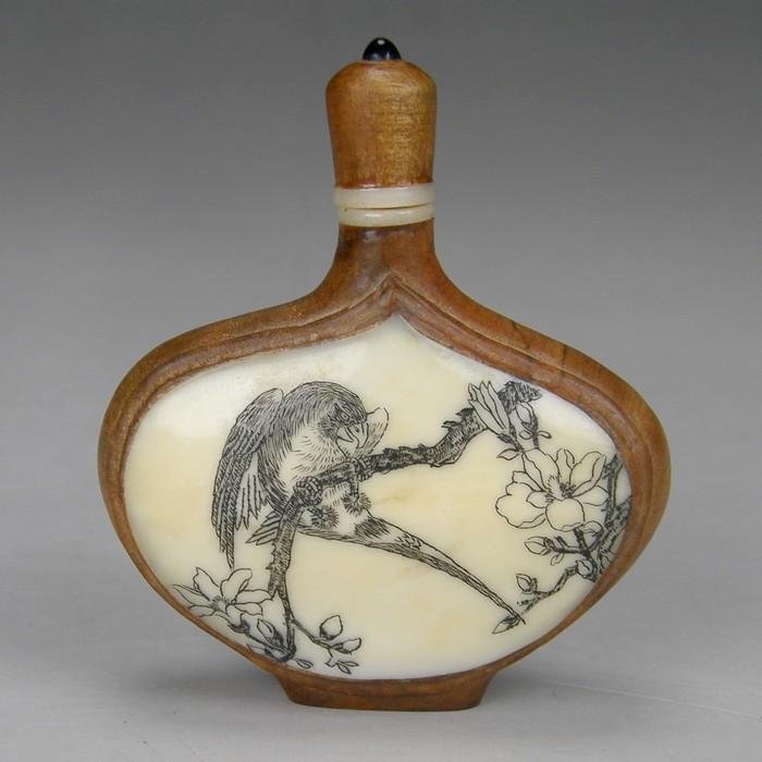 Old Chinese Boxwood Jade & Bone Inlaid Snuff Bottle: Old Chinese Boxwood Jade & Bone Inlaid Snuff Bottle , early 20th century , size :6 X 5 X 2.5 CM , in good condition
