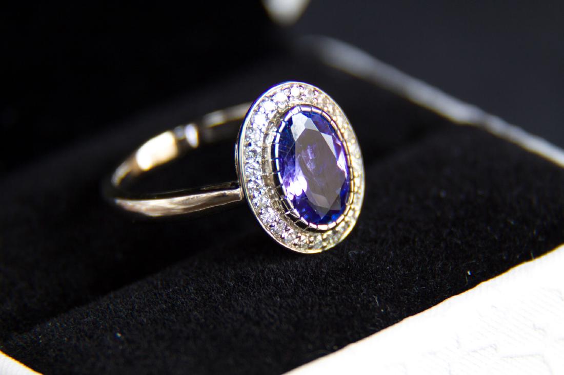 Gold ring with 1.77 ct natural tanzanite and diamonds (1 of 9)
