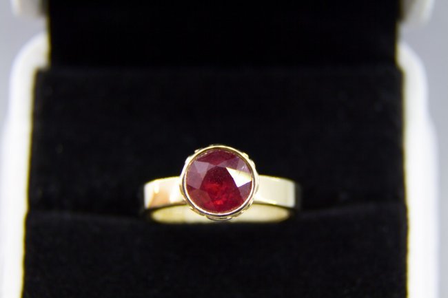 Gold ring with 3.37 ct natural ruby (1 of 10)