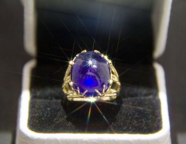 Gold ring centered by a 19 ct. sapphire (1 of 8)