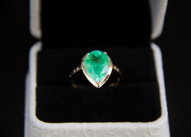 4.25 ct. emerald gold ring with diamond sides 0.028 ct. (1 of 10)