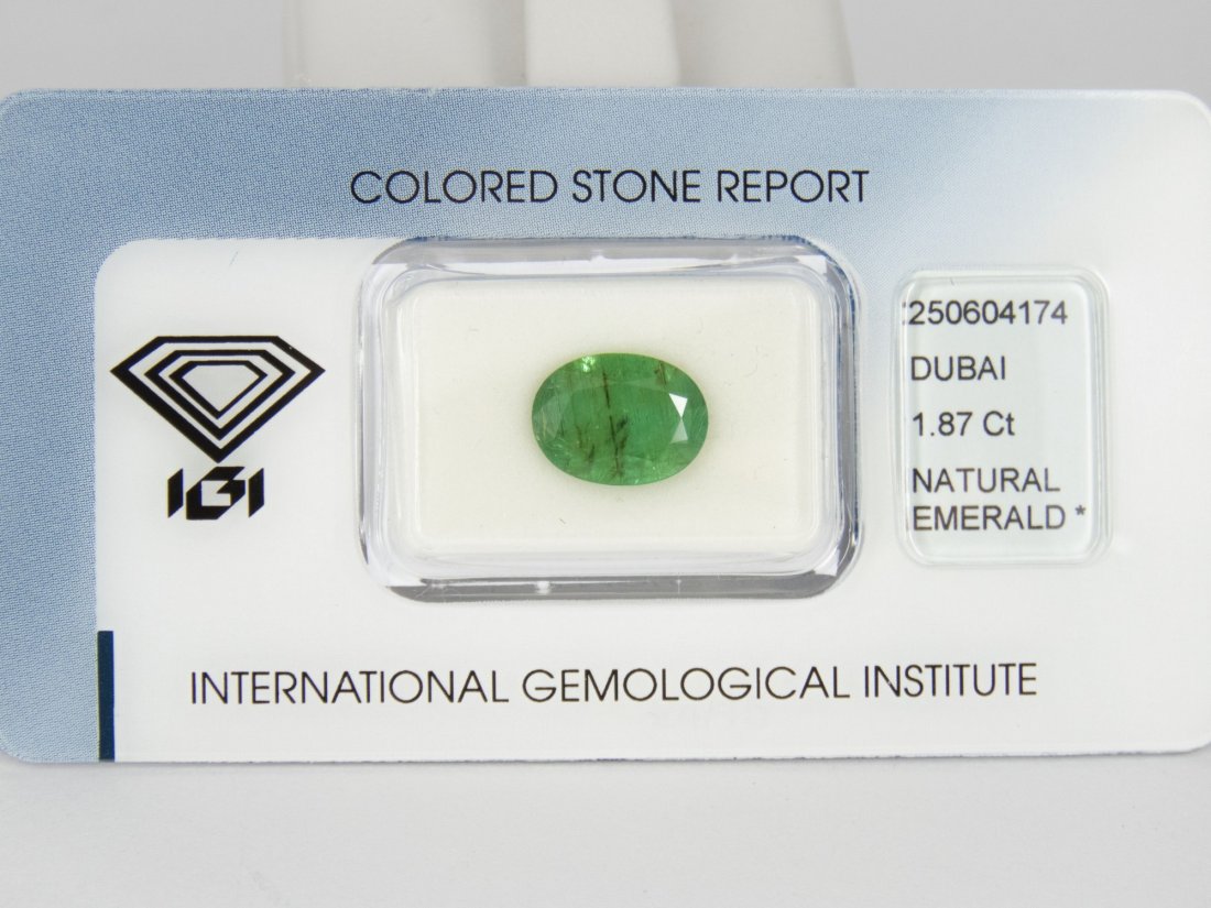 1.87 ct. emerald. IGI certified. (1 of 9)