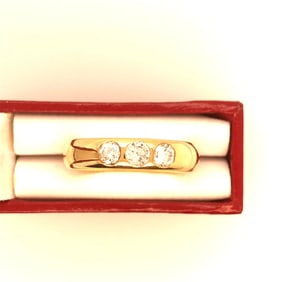 18K Y/G 3 diamonds Band