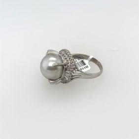 Ladies Platinum pearl & Diamond Ring.