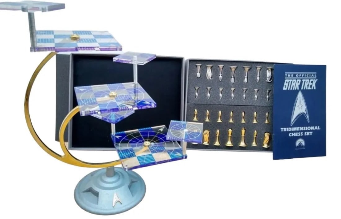 STAR TRECK 3D TRIDIMENSIONAL CHESS SET (1 of 3)
