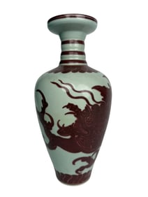 A Chinese Porcelain Hand Painted Vase