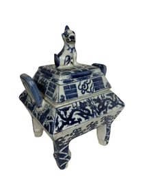 A Chinese Porcelain Hand Painted Centerpiece