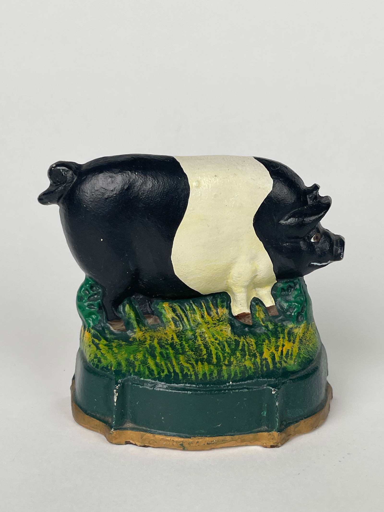 A Black & White Pig On Grass Cat Iron Doorstop (1 of 5)