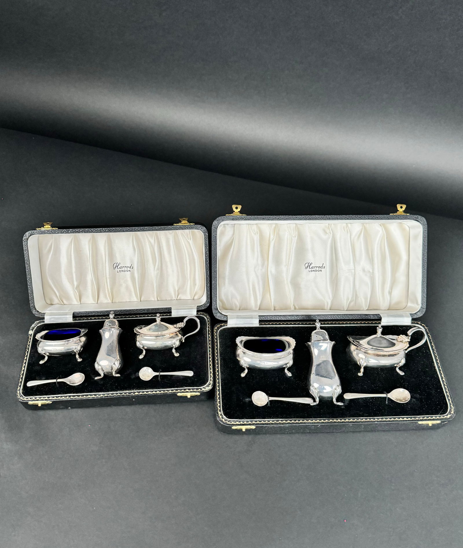 Lot Of 2 Sets Of Harronds Sterling Silver Salt & pepper Cellars: Lot Of 2 Sets Of Harronds Sterling Silver Salt & pepper Cellars. Small: 8-1/2"x 4-1/4" Lage:10-1/2"x5.1/4"