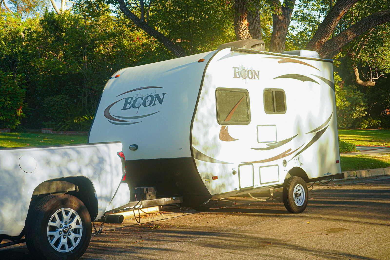 2015 ECON Travel Trailer: 2015 ECON Travel Trailer – Compact 13 FT CamperFor sale is a 2015 ECON travel trailer by Pacific Coachworks. This is a compact, easy-to-tow camper that's a great option for camping, weekend trips, o