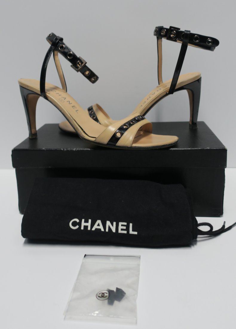 CHANEL Highheel Sandels Black and Beige Leather (1 of 5)