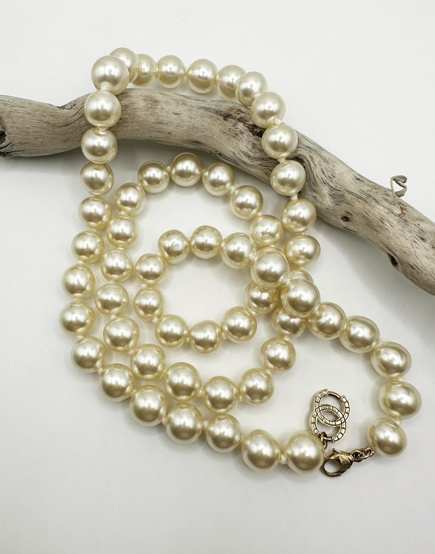 Chanel Classic Pearl Necklace. (1 of 2)