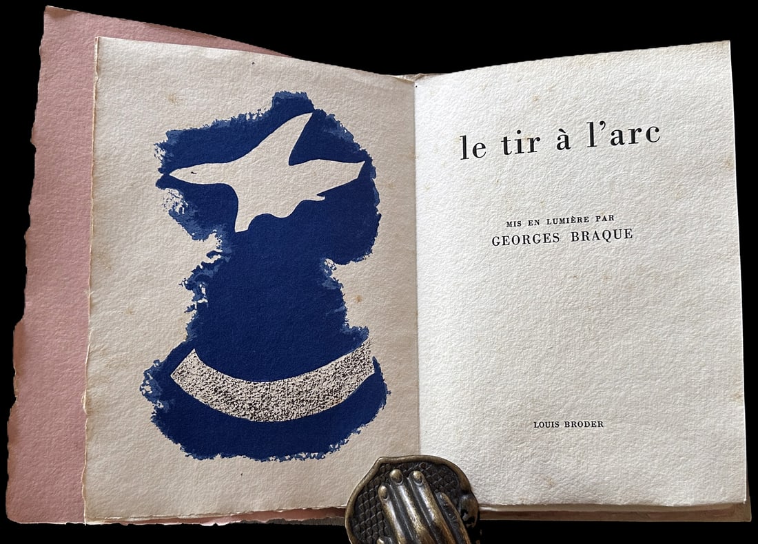 Georges Braque/Suzuki Daisetz. Le tir à l’arc. With seven lithographs.: Paris: Louis Broder, 1960. Selected texts by D. T. Suzuki and E. Herrigel, with aphorisms by Braque from his Cahiers d’Art (1917–1952). Limited edition of 165 copies, signed by the artist in justi
