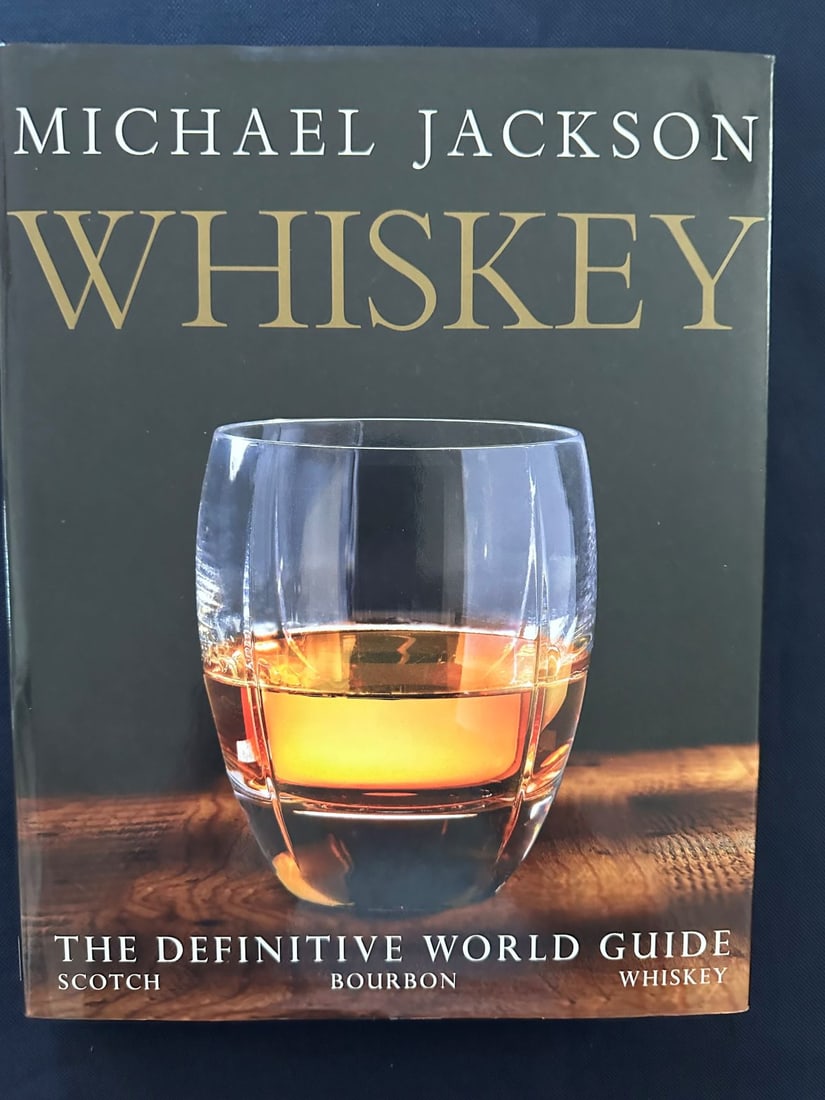 Whiskey, by Michael Jackson: The Definitive World Guide, 2005. DK Edition. Con Una dedica a ROSARIO ! Hard cover and dust jacket.