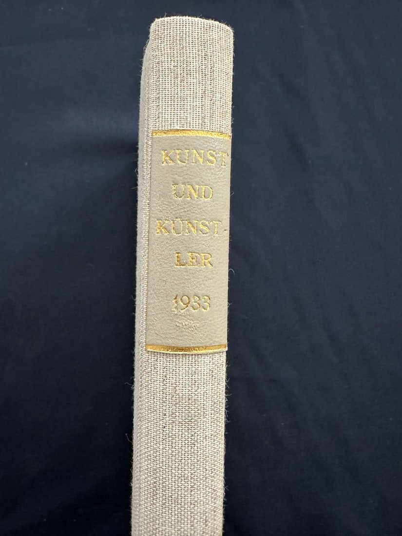 Kunst und Kunstler. Illustrierte Monatsschrift fur Bildende Kunst, by Karl Scheffler, 1933: Jahrgang XXXII. Published by Verlag von Bruno Cassirer, Berlin. Text in German. Cloth hard cover. In very good conditions