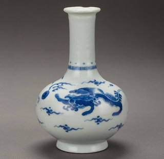 A Blue and White long-neck bottle vase from Kangxi: H:5.5inches/14cm