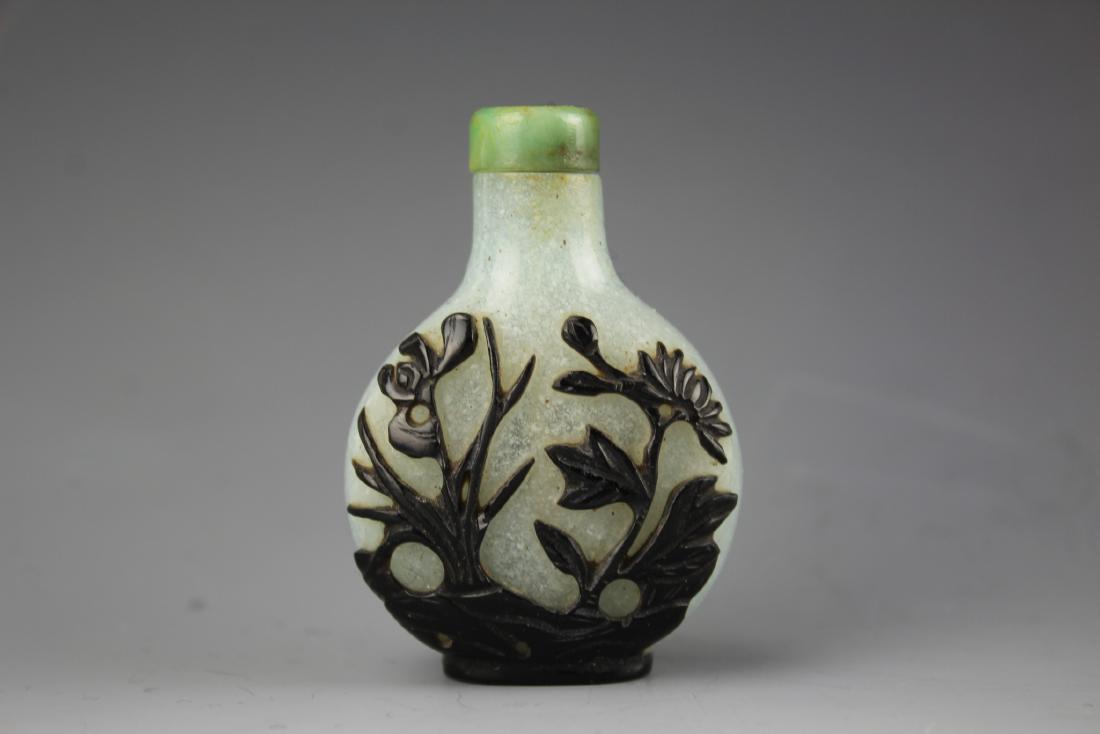 Chinese black overlay mottled glass snuff bottle (1 of 7)