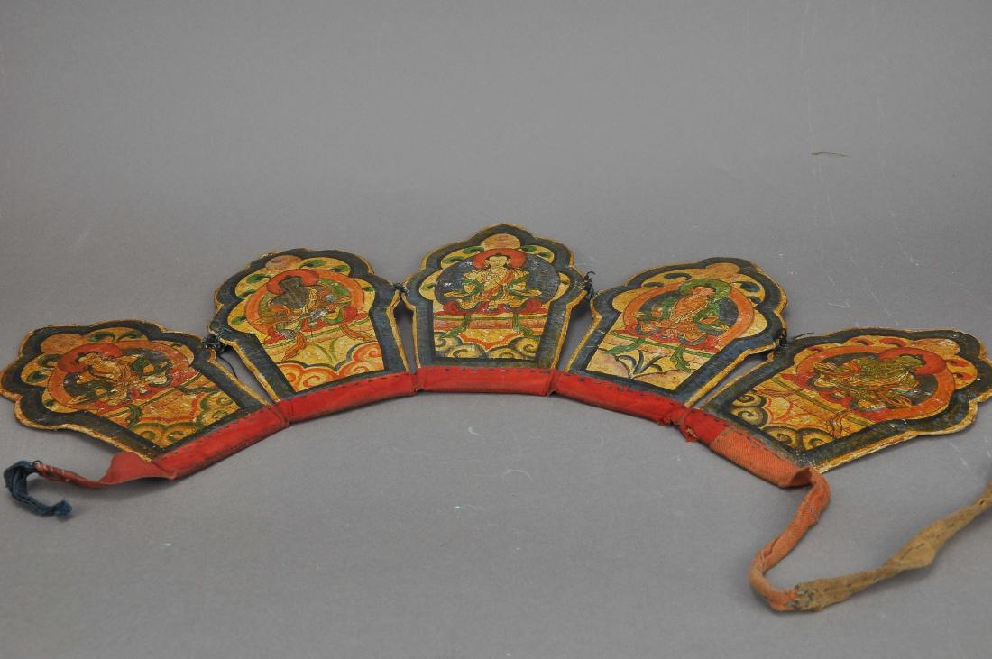 A FIVE Buddha Crown Thangka Yellow: The five Buddha crowns are Buddhism Tantric masters, presiding, and abbots. When they practiced the law, they wore a crown like the levy of Wu Zhiru. The Han dynasty Tantric Buddhism was called "Han M